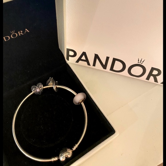 Pandora Moments Heart Clasp Bangle 17cm - Picture 2 of 3